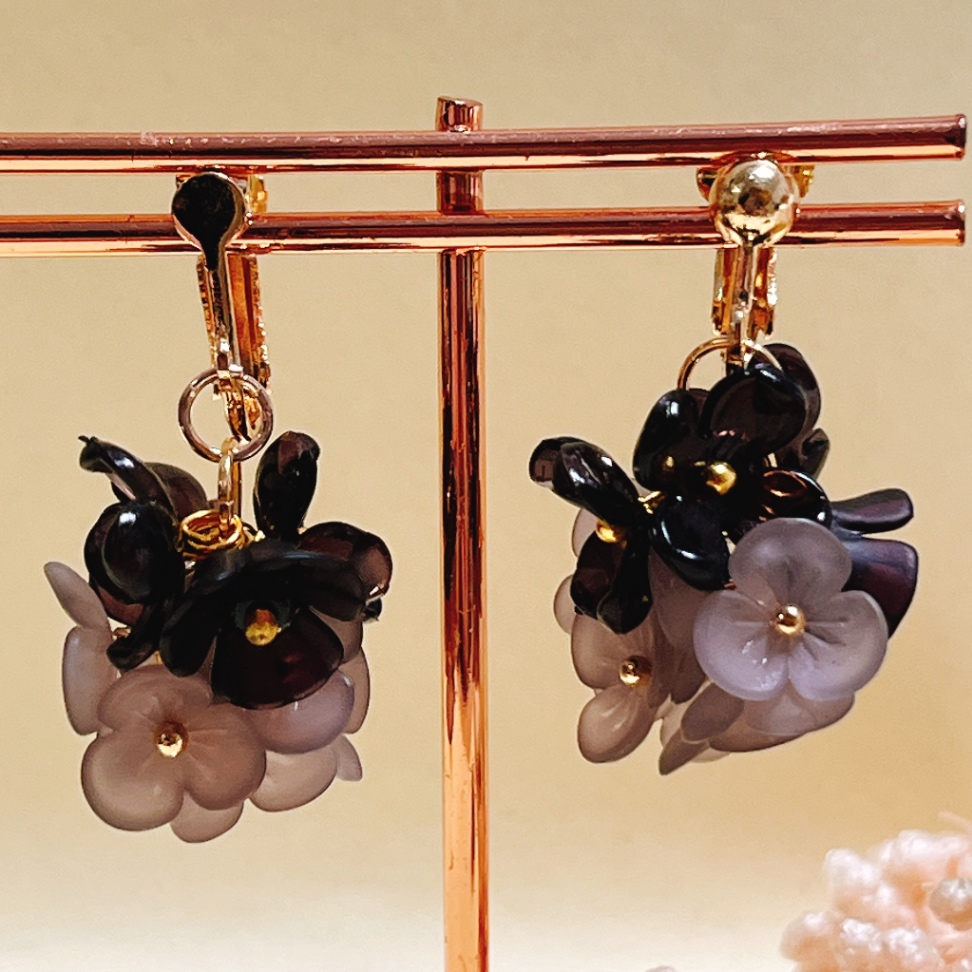 シックな彩り、静かに華やぐ花のイヤリング