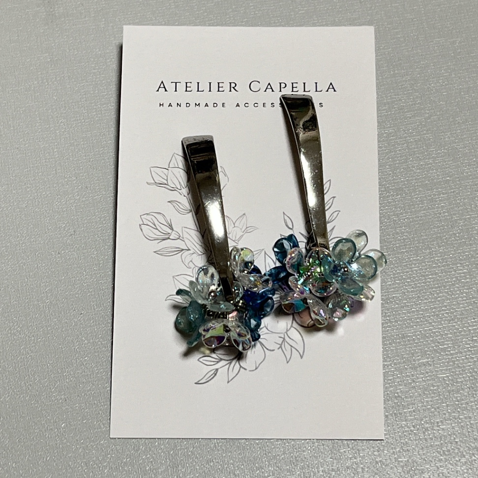 《クリアブルーム》透明感と彩りをまとうフラワーピアス
